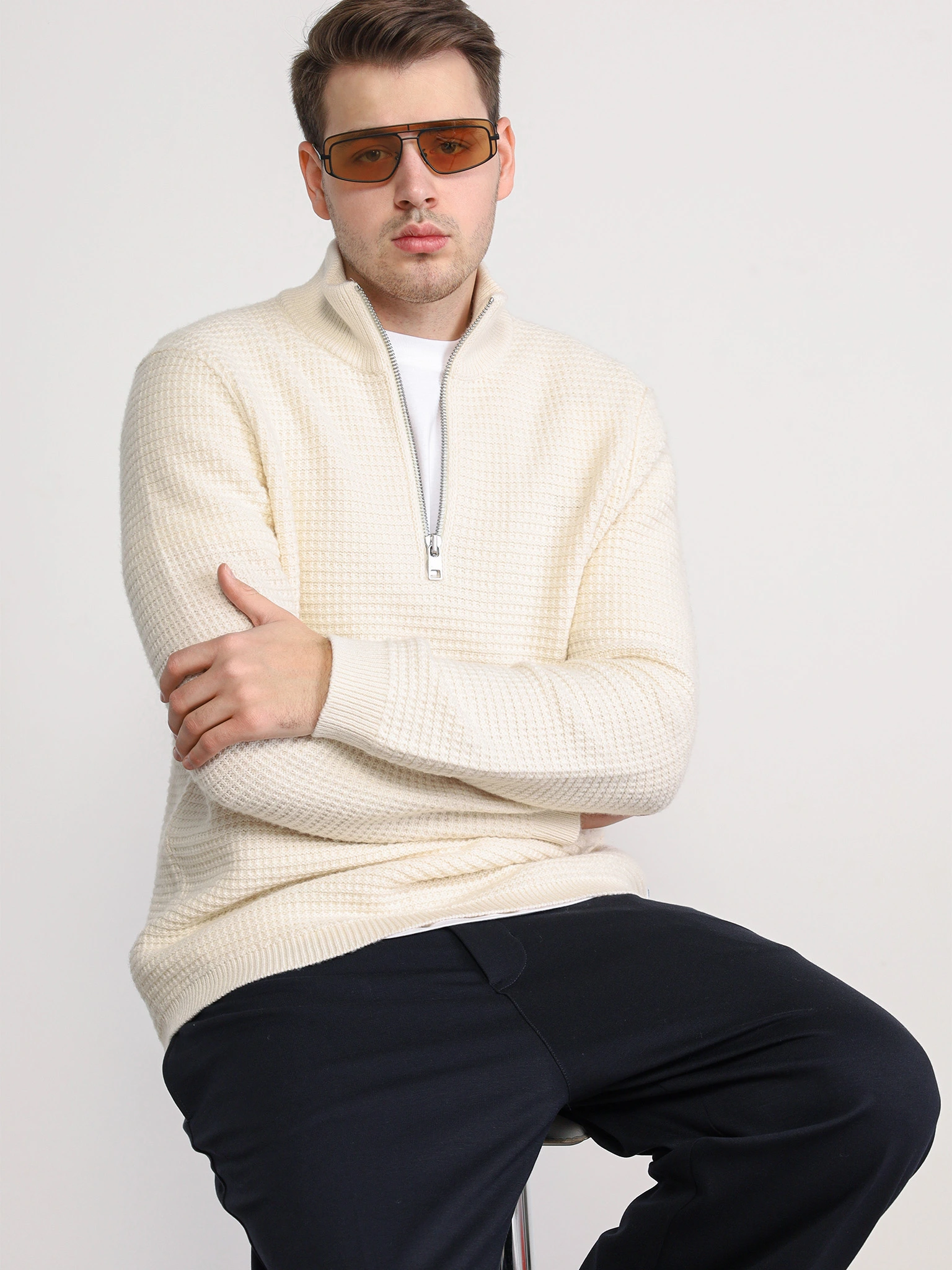 Свитер светло-бежевого цвета с молнией